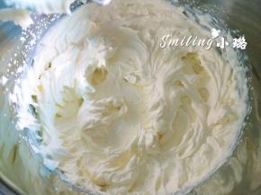 到有明显纹路就可以了，因为不用裱花，流动性强一点没关系，我这个打得稍微有点过了，可以用低速档慢慢打，高速档图快很容易一下打过头