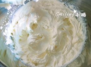 到有明显纹路就可以了，因为不用裱花，流动性强一点没关系，我这个打得稍微有点过了，可以用低速档慢慢打，高速档图快很容易一下打过头