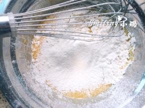 低筋粉过筛加入蛋黄糊中