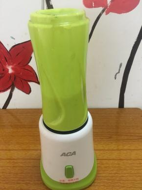 椰浆和榴莲肉放料理机混合打碎（我这里的榴莲不算太太熟，没有烂稀糯糯感～～如果特香糯糯的榴莲更赞哦！）