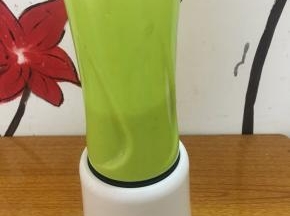 椰浆和榴莲肉放料理机混合打碎（我这里的榴莲不算太太熟，没有烂稀糯糯感～～如果特香糯糯的榴莲更赞哦！）