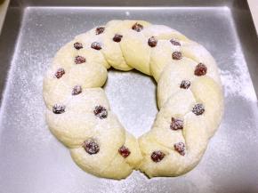 过筛点干粉，入烤箱170度烤25分钟，表面上色即可