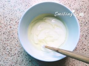 酸奶和植物油混合，酸奶用的是含糖酸奶所以细砂糖用量不用很多，无糖酸奶的话，要适当增加用糖量，植物油一般的色拉油就行，别用味道很重的油