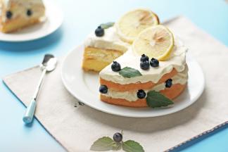 加蓝莓和柠檬片装饰，柠檬片背后用枇杷支撑了，哈哈～还有家里没薄荷叶，用大丽花的叶子冒充的，也还不错吧^_^