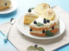 加蓝莓和柠檬片装饰，柠檬片背后用枇杷支撑了，哈哈～还有家里没薄荷叶，用大丽花的叶子冒充的，也还不错吧^_^