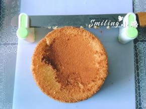 用分片器把蛋糕体切开分为两层