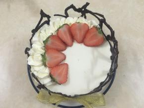 另一个装饰是，在油纸上画上爱心图形
，用融化好的巧克力画围边，趁还没干的时候包裹慕斯，再用淡奶油和水果装饰表面

