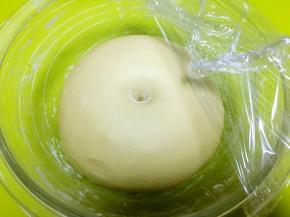 发酵好的面团，手指沾干粉按下去有个圆圆的洞，洞口有轻微回弹即可