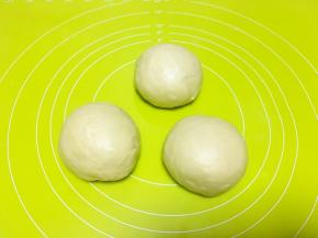 之后将面团分成三等份，揉均匀