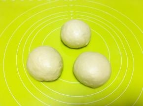 之后将面团分成三等份，揉均匀