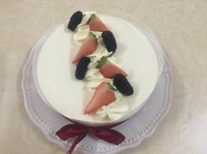 用热吹风机吹模具外层或用热毛巾热敷外层，轻轻脱模～～用慕斯围边包裹蛋糕，用淡奶油和水果装饰表面（这是简装饰）
