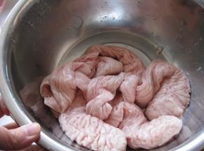 买回的猪大肠已清理干净，流水下再次冲洗