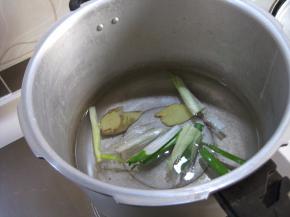 高压锅里放适量的清水，放入葱段、姜片