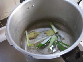 高压锅里放适量的清水，放入葱段、姜片