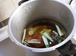 放入一大勺料酒、一大勺酱油