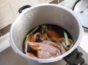 放入猪大肠，盖盖，上气后15分钟