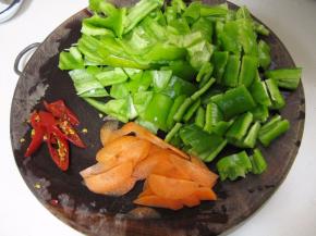 切成小块，泡红椒切圈，准备少许的胡萝卜片