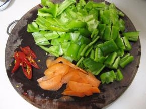 切成小块，泡红椒切圈，准备少许的胡萝卜片