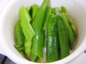 尖椒洗净、去籽