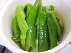 尖椒洗净、去籽