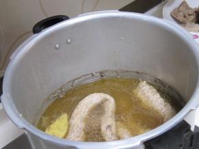 到时间后放气、开盖，用筷子插一下，很轻松插透，就OK