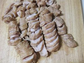 捞出猪大肠，汤汁倒掉，放凉后的猪大肠切小段