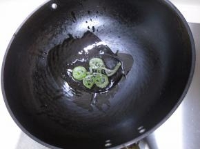 炒锅入油，肉热放葱花爆出香味