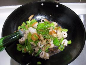 翻炒均匀后放入一勺酱油，翻炒均匀即可盛出，盐可放可不放，口重的就少放一点