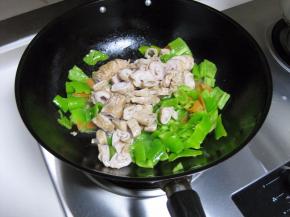 片刻后放入大肠翻炒