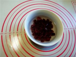 2.蔓越莓用清水浸泡备用。