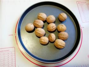 3.核桃放入微波炉中加热成熟。