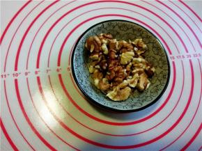 4.剥去核桃的外皮。