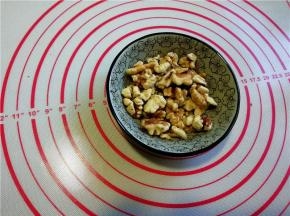 5.再去除核桃的内衣（也可不去除）。