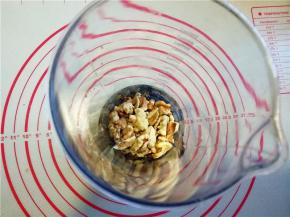 6.将核桃碎放入料理机中。