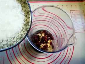 8.再加入砂糖。