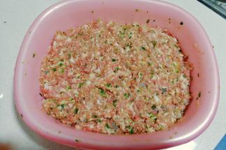 接着将拌好的馅料压平压紧实；