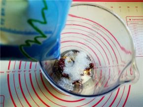 9.将牛奶放入。