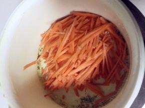 胡萝卜洗净，擦成丝