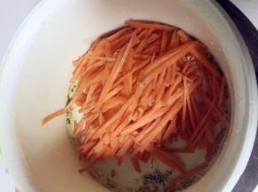 胡萝卜洗净，擦成丝