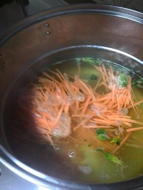 捞出菠菜，放入胡萝卜丝焯水，断生即可捞出