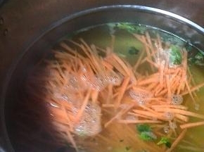 捞出菠菜，放入胡萝卜丝焯水，断生即可捞出