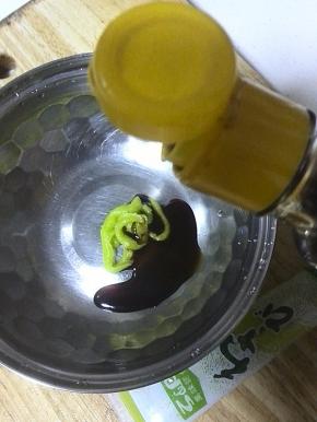 调料碗里挤入适量的青芥辣，放入一汤匙生抽