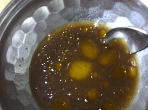 放入糖、味精、橄榄油，调拌均匀