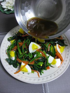 蔬菜装入盘中，上面方式切块的鸡蛋，浇上调拌好的料汁，吃时拌匀即可