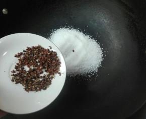 把盐和花椒放进炒锅