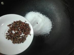 把盐和花椒放进炒锅