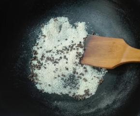 炒至花椒有噗的声音，闻到香味就可以关火