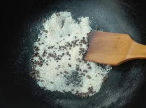 炒至花椒有噗的声音，闻到香味就可以关火