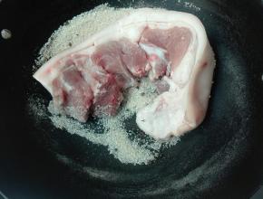 趁热把肉放进锅里摩擦几下粘上盐