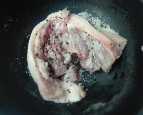 翻个面再摩擦几下粘上盐